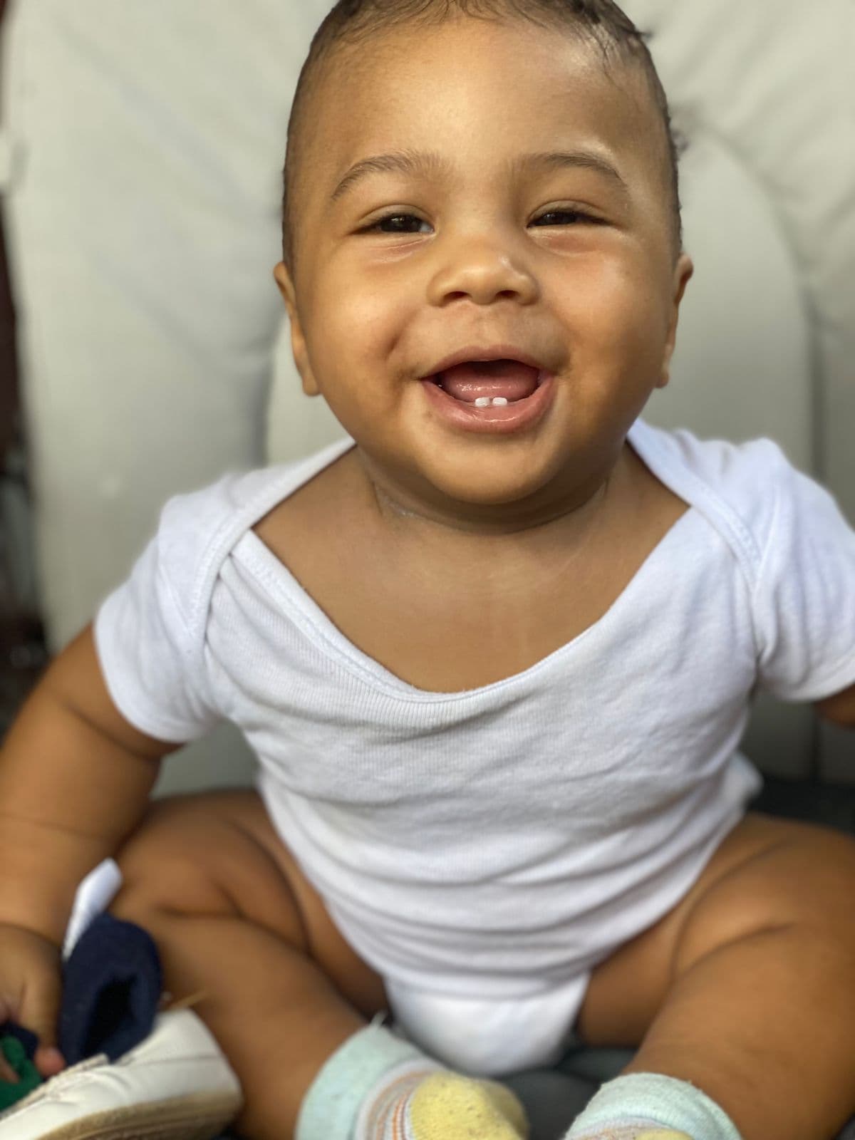 Joshua sentado